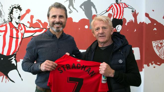 Rafa Alkorta y Gordon Strachan posan en Lezama con una camiseta del Athletic (Foto: Athletic Club)