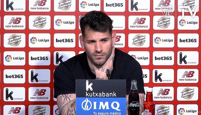 El portero Iago Herrerín atiende a la prensa en Lezama (Foto: Athletic TV).