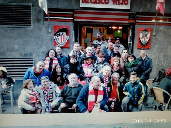 Componentes de la Peña Athletic Alcázar de Ávila posan en el casco Viejo de Bilbao.