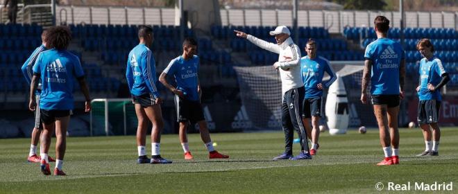 Zidane da instrucciones a sus futbolistas (Foto: Real Madrid).