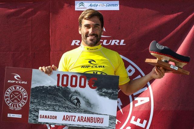 Aritz Aranburu con su cheque y el trofeo de ganador en Loredo.