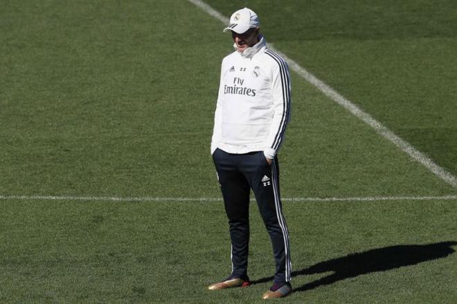 Zidane dirige un entrenamiento del Real Madrid.