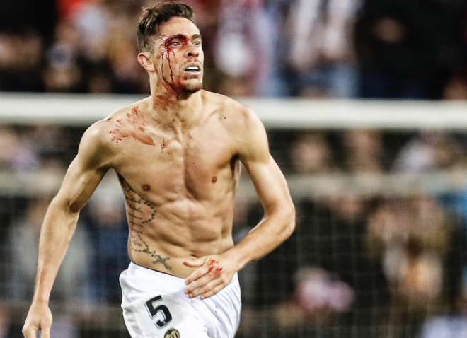 Gabriel Paulista, ofrecido al Real Madrid, sangra tras un choque con Garay. (Foto: Valencia CF)