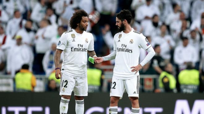 Marcelo e Isco charlan durante un partido del Real Madrid.