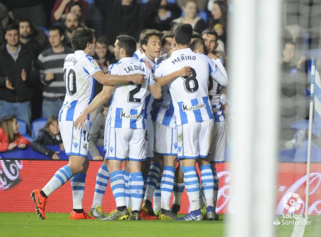 La Real Sociedad hace una piña después de que Januzaj adelantara al equipo frente al Levante (Foto: LaLiga).