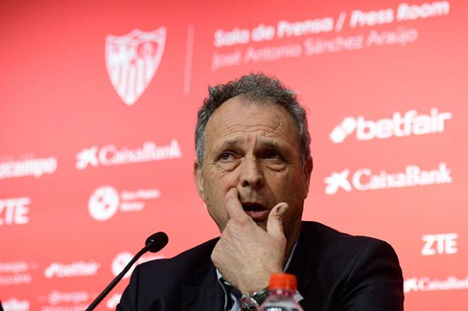 Joaquín Caparrós, en una comparecencia en la sala de prensa del Sevilla FC (Foto: Kiko Hurtado).