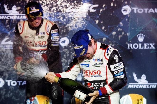 Fernando Alonso celebra su victoria en las 1.000 millas de Sebring.