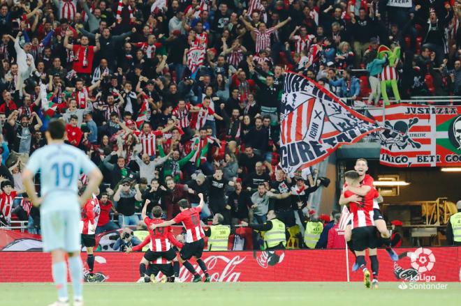 Los jugadores del Athletic celebran uno de sus goles al Atlético (Foto: LaLiga).