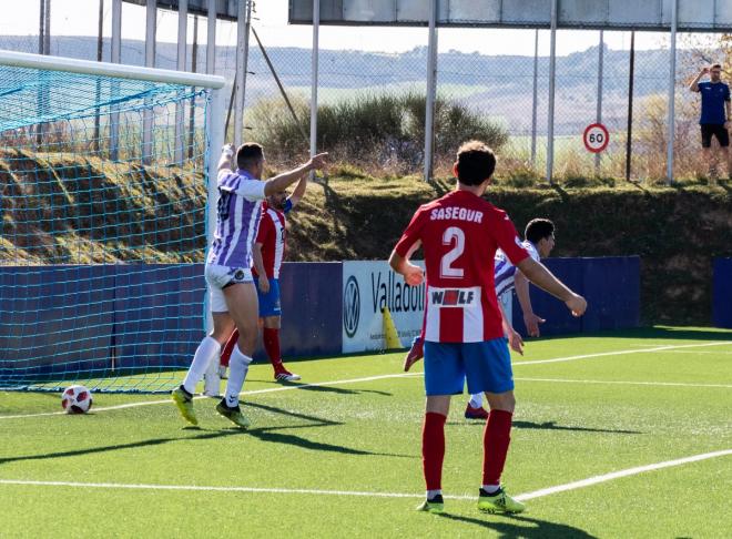 Miguel marca su primer gol ante el Navalcarnero (Foto: Real Valladolid).