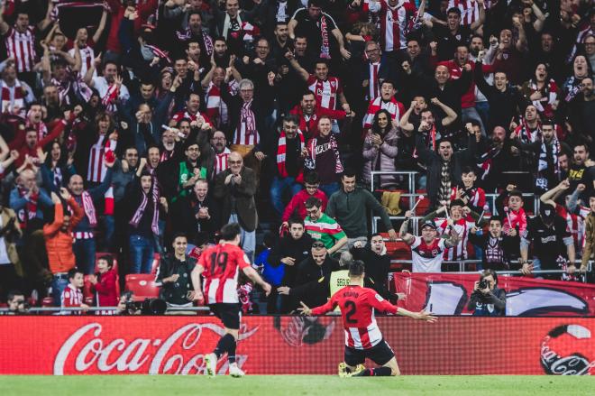 Kenan Kodro celebra rodilla en tierra su primer gol con el Athletic Club de Bilbao