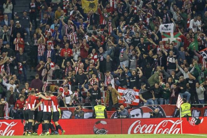 Los jugadores del Athletic celebran el gol de Kodro al Atlético.
