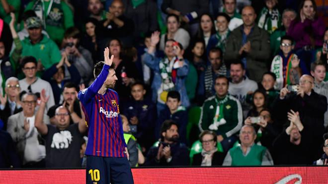 Leo Messi, agradeciendo el gesto a la grada (Foto: Kiko Hurtado).
