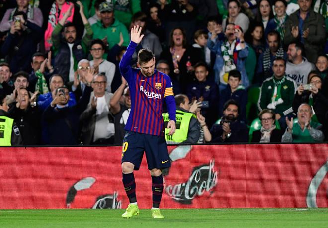 Messi, agradeciendo la ovación (Foto: Kiko Hurtado).