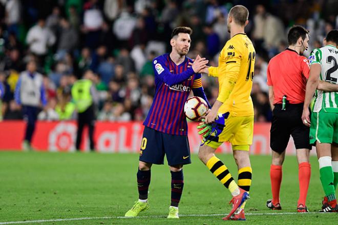 Pau López saluda a Messi tras el pitido final.