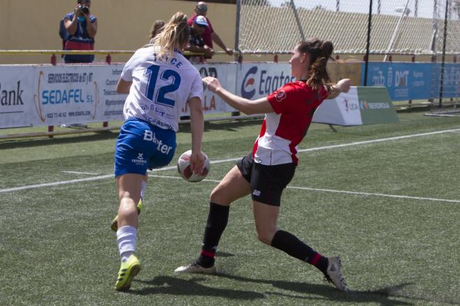 Andrea Sierra intenta frenar a una rival del Granadilla en Tenerife (FOTO: Athletic Club)
