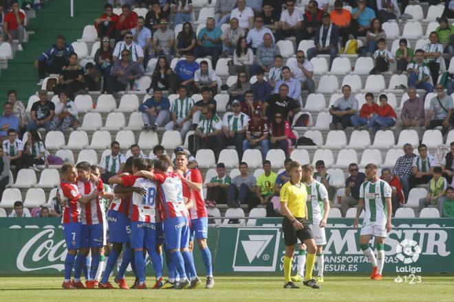 Los jugadores del Sporting celebran el gol de Peybernes al Córdoba (Foto: LaLiga).
