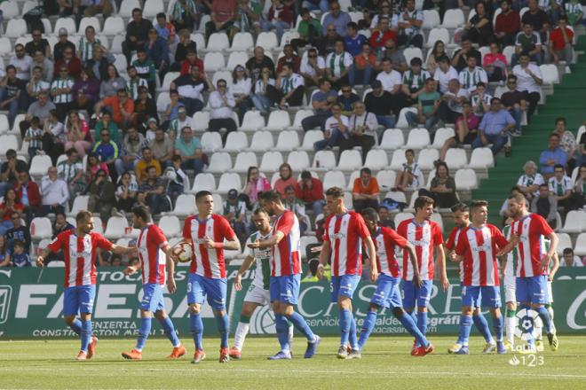 Los jugadores del Sporting celebran el gol de Peybernes al Córdoba (Foto: LaLiga).