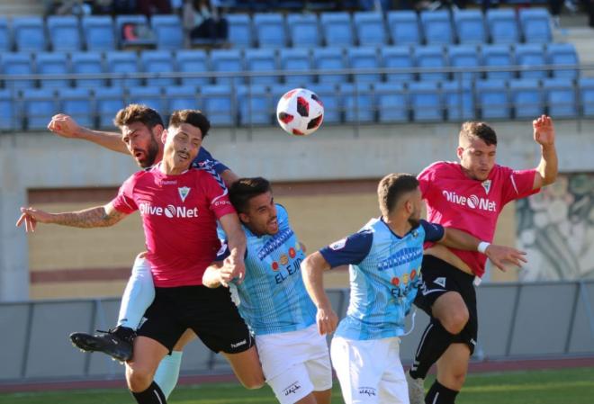 Faurlín y Juanma disputan un balón por arriba (Foto: Marbella FC).