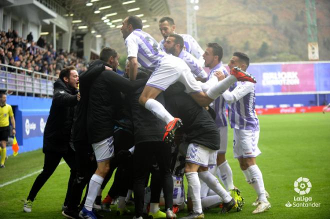 El Real Valladolid celebra el gol de la remontada en Ipurua.