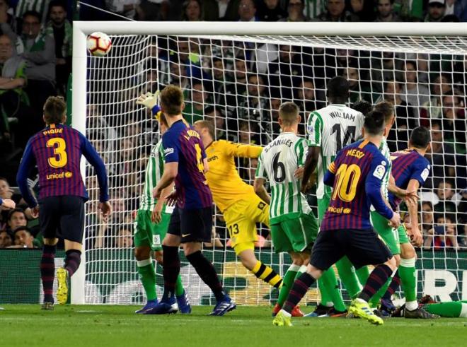 Messi marcó el 0-1 con una preciosa falta directa a la escuadra (Foto: EFE).