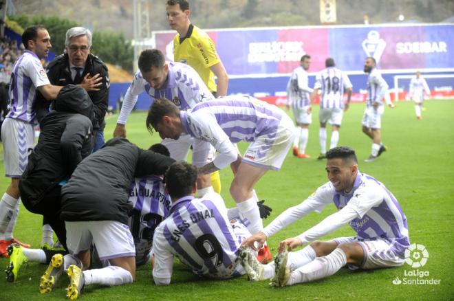 Los jugadores del Real Valladolid, tras la remontada ante el Socieda Deportiva Éibar (Foto: LaLiga).