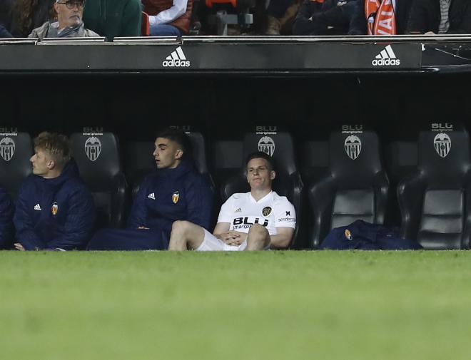 Gameiro, enfadado en el banquillo durante el Valencia-Getafe. (Foto: David González)