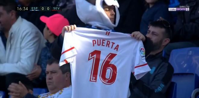 Un aficionado posa con una camiseta de Puerta durante el Espanyol-Sevilla.