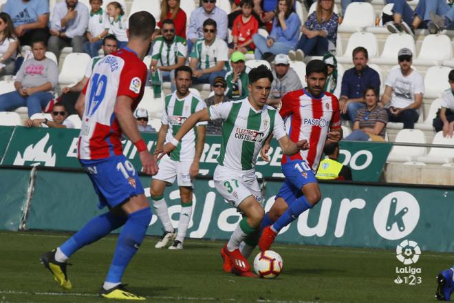 Álvaro Aguado en el duelo ante el Sporting de Gijón en El Arcángel (Foto: LaLiga)