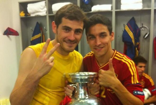 Casillas, con Jesús Navas tras ganar la Euro 2012.