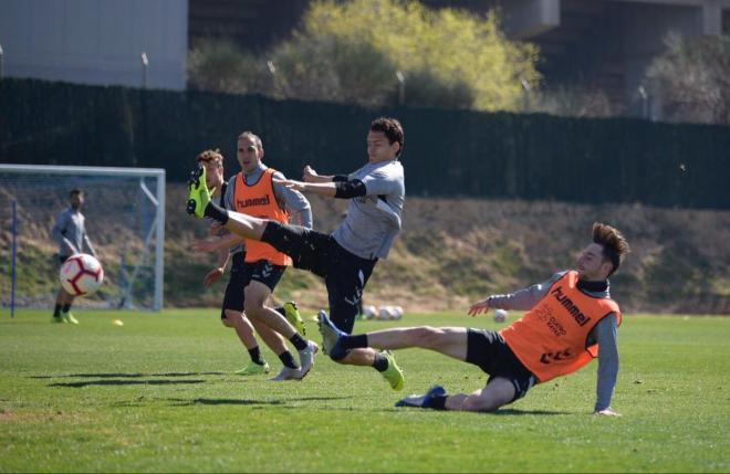 Calero intenta evitar un remate de Ünal en un entrenamiento (Foto: Real Valladolid).