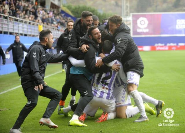 El Real Valladolid celebra el gol de la victoria en Éibar.