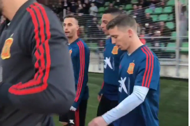 Iker Muniain con Canales y Rodrigo antes del entrenamiento con la selección.