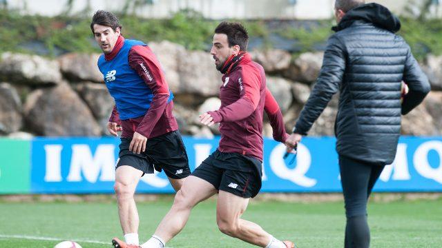 San José y Beñat durante un entrenamiento, bajo la mirada de Gaizka Garitano (Foto: Athletic Club).