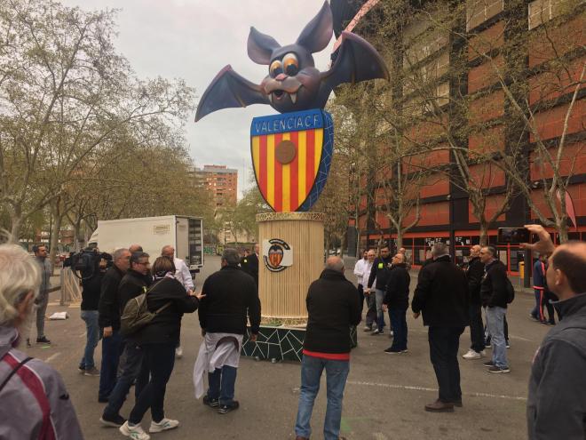 La Falla del Centenario del Valencia CF en la 'plantà' en la mañana de este lunes (Foto: ElDesmarque)