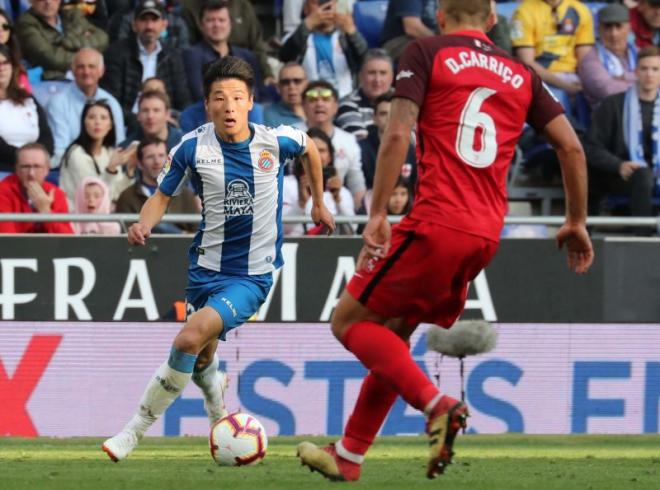 Wu Lei conduce el balón ante Carriço en duelo entre Espanyol y Sevilla.