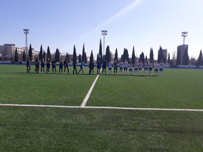 Saludo entre ambos equipos previo al saque inicial (Foto: Zaragoza CFF)