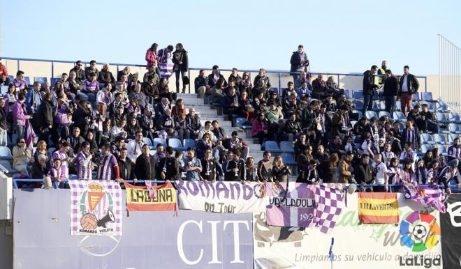 Aficionados del Real Valladolid en el Estadio de Butarque.