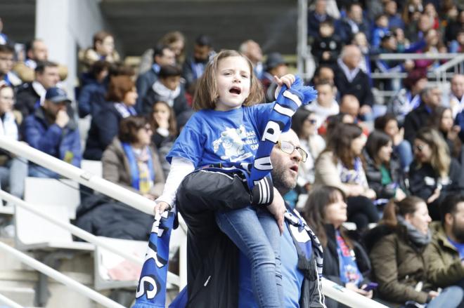 Un aficionado del Oviedo con su hija en el Tartiere(Foto: Real Oviedo).