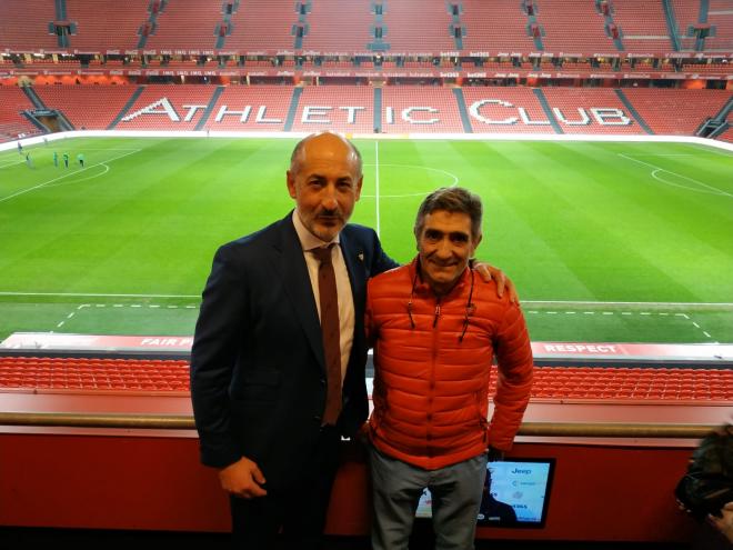 El presidente del Athletic Club, Aitor Elizegi, con Miguel, de la peña El Alcázar de Ávila.