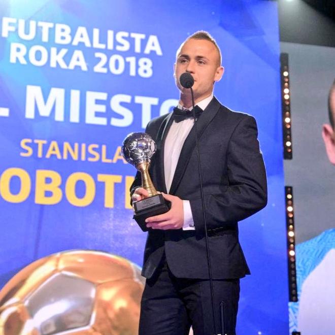 Lobotka recibe el premio al tercer mejor futbolista de Eslovaquia.