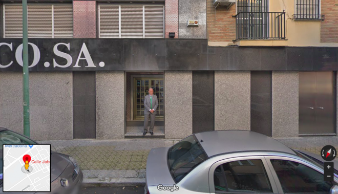 Manuel Ruiz de Lopera, en la puerta de su casa (Foto: Google Streetview).