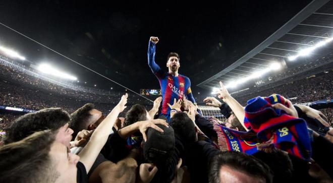 Messi celebra con el Camp Nou el sexto gol del Barça al PSG (FOTO: Santiago Garces /FCB).