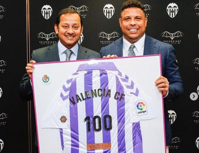 Ronaldo entrega a Anil Murthy una camiseta del Real Valladolid por el centenario del Valencia.
