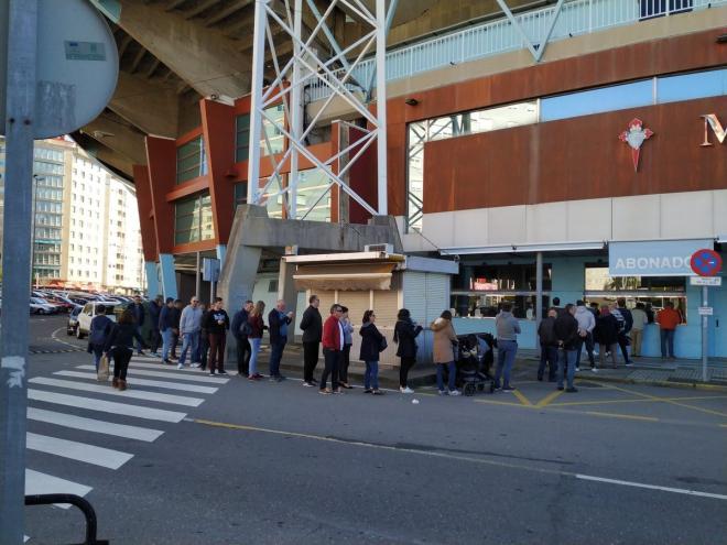 Colas en Balaídos para hacerse con una entrada para el Celta-Villarreal (Foto: Nacho Vizcaíno).