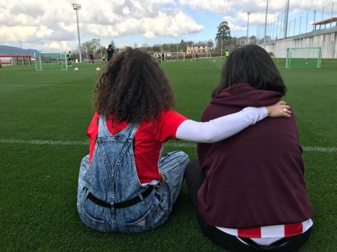 La exjugadora de Líbano, Fedwa, ha visitado las instalaciones del Athletic para ver entrenar al equipo (Foto: Athletic CLub)