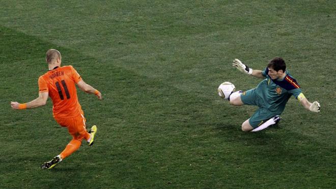 Iker Casillas salva el mano a mano de Robben en la final del Mundial 2010.