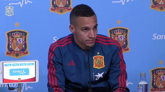 Rodrigo, en una rueda de prensa con la selección española.