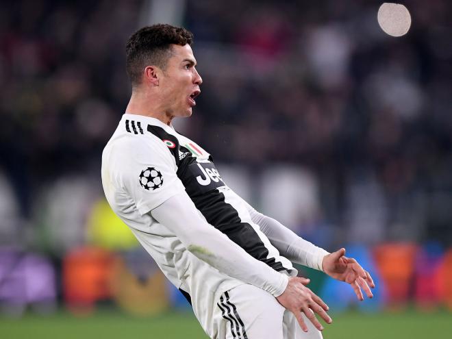 Cristiano Ronaldo, en el momento de realizar su polémico gesto.