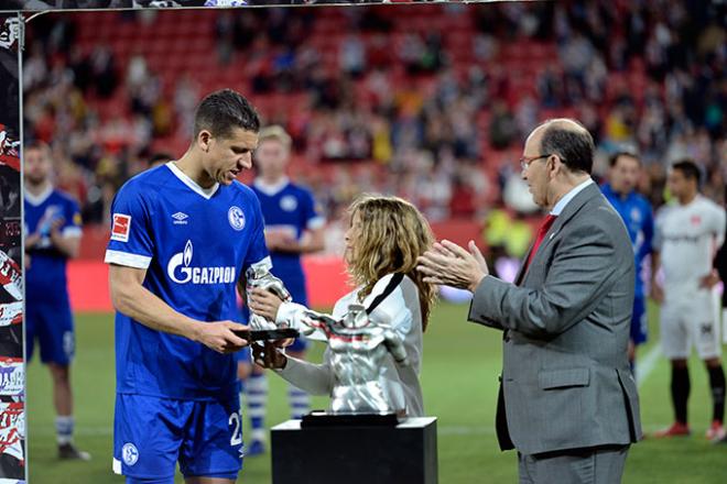 Aitor Puerta entrega el trofeo de subcampeón al Schalke (Foto: Kiko Hurtado)