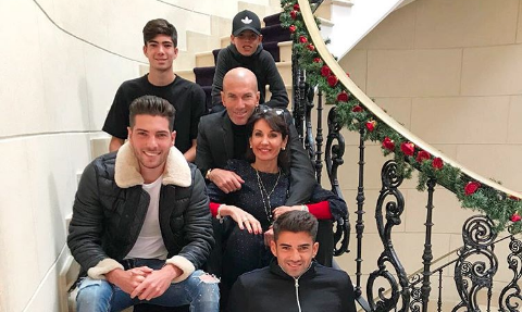 La familia Zidane posa junta.